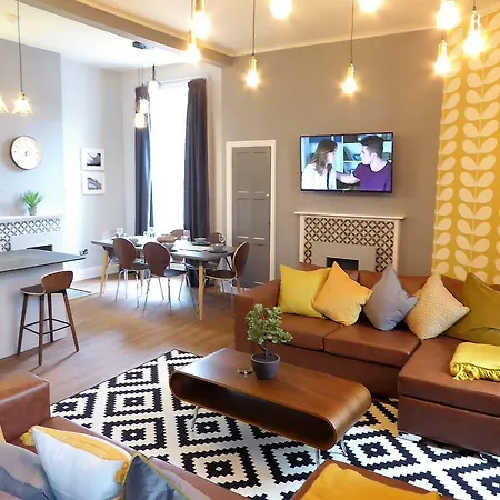 Claremont Apartments, Centre