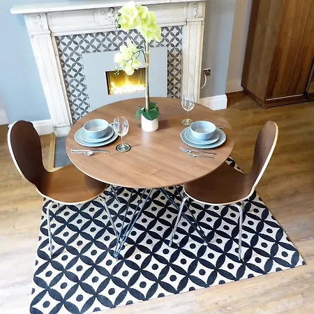 Claremont Apartments, Centre