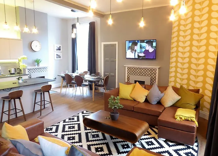 Claremont Apartments, Centre