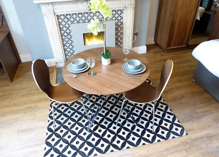 Claremont Apartments, Centre